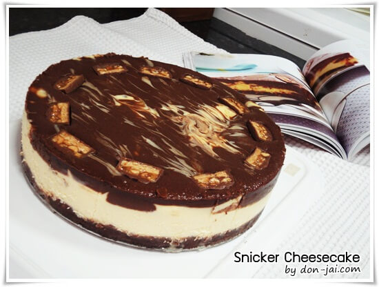 ของหวานโดนใจ >> ชีสเค้กสนิกเกอร์ (Snickers Cheesecake) ต้นทุนสูง ใช้เวลาทำนาน เอาไว้ฝึกฝีมือ